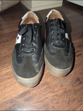 Black Low-Top Casual Sneakers with Gum Sole W10 M8